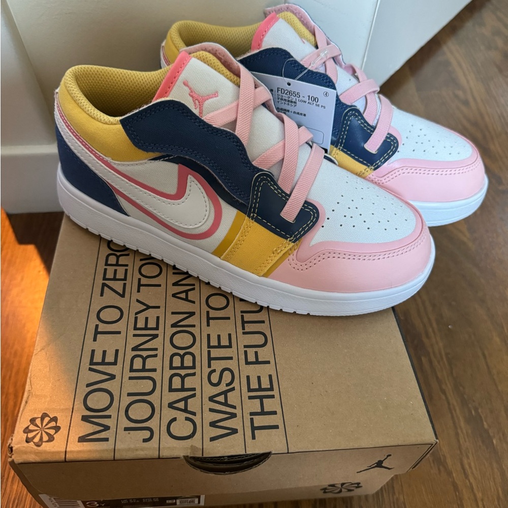 BrandNewGirls Nike Jordan 1Low, size 3Y